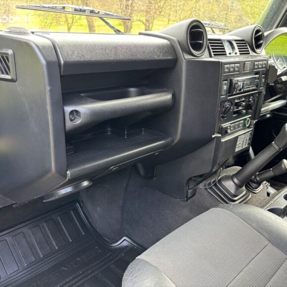 2007_land_rover_110_defender pic 2292880210083216023 1024x768 1 580x580