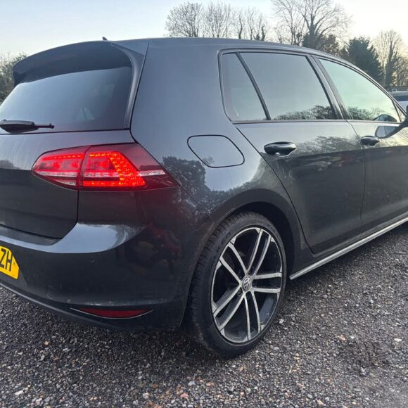 2015_volkswagen_golf pic 5241931768912513002 1024x768 1 580x580